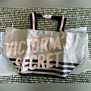 NWT Victoria’s Secret Zippered Canvas Tote bag🍒
